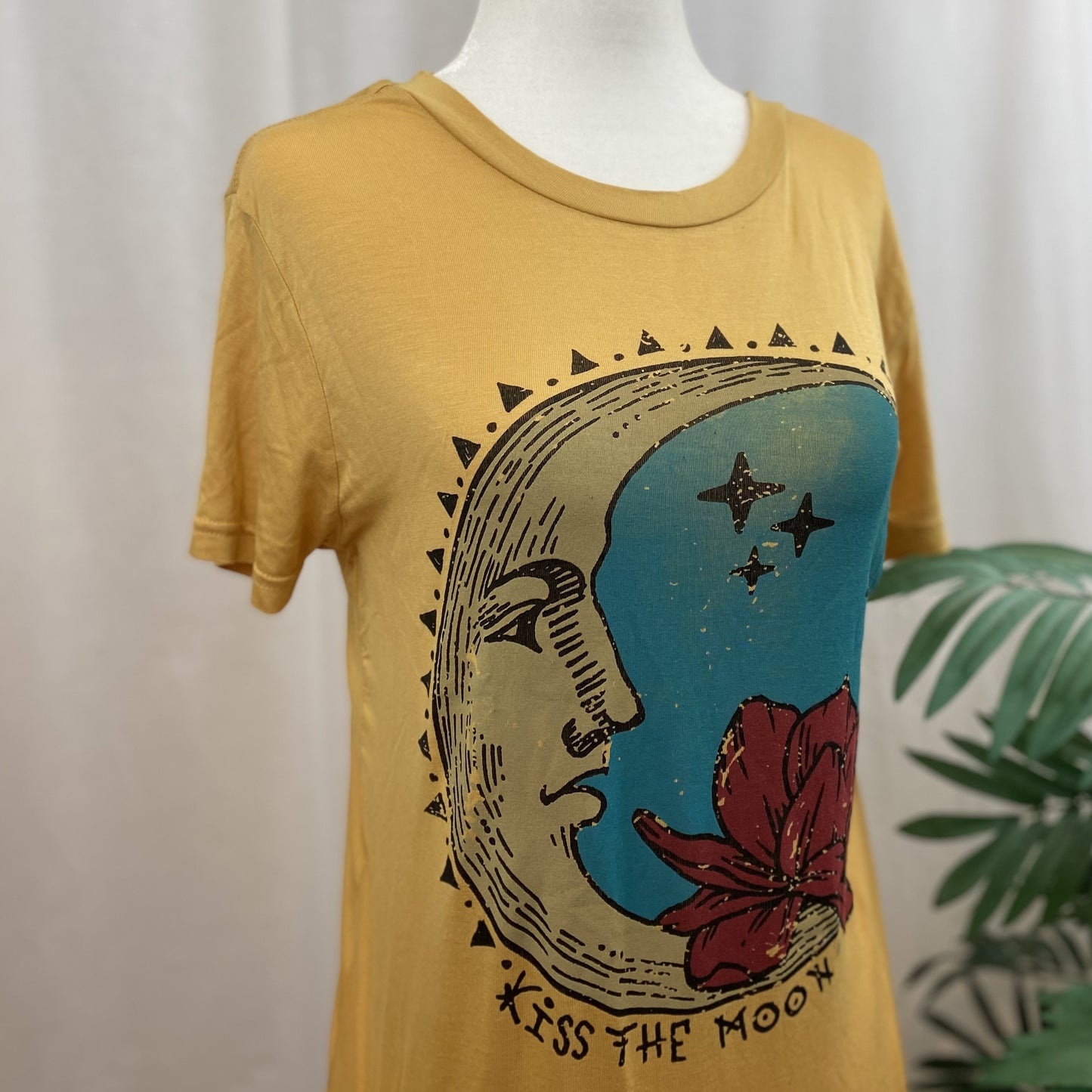 Kiss the moon tee