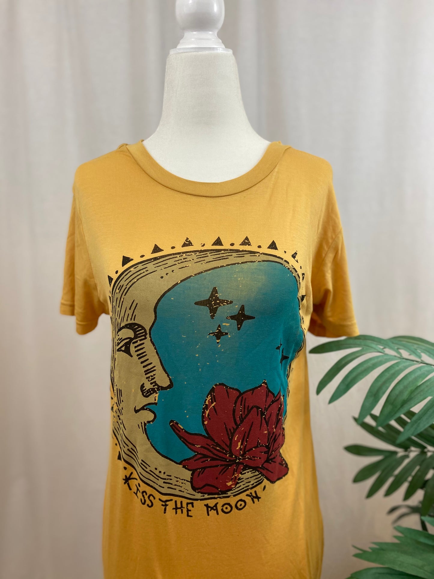 Kiss the moon tee