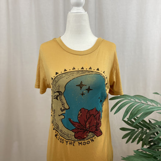 Kiss the moon tee